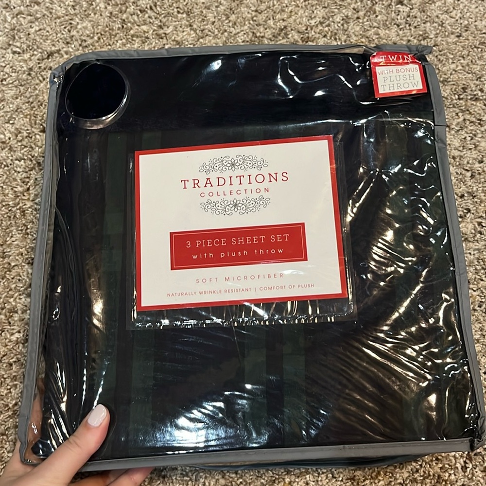 NWT 3 piece twin sheet set with plush throw. (Flat and fitted sheet, pillowcase)